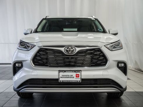 New 2026 Toyota Highlander Platinum image 2