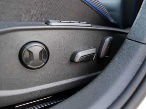 Used 2022 Volkswagen Golf R image 27