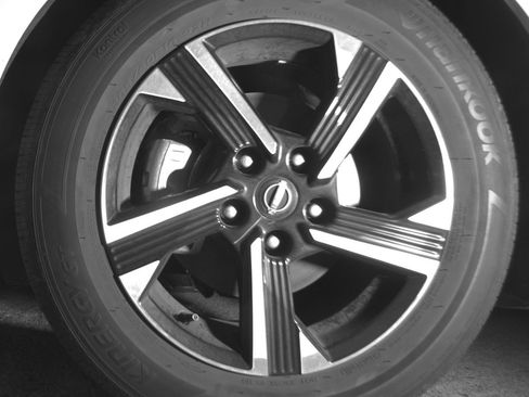 Used 2025 Nissan Sentra SV FWD image 12