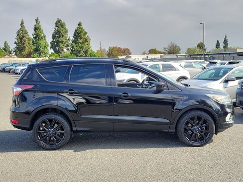 Used 2017 Ford Escape SE w/ SE Sport Appearance Package FWD image 5