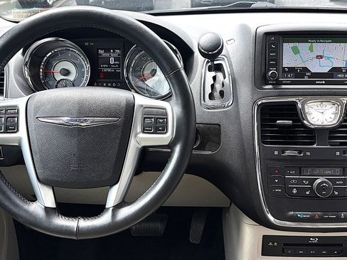 Used 2013 Chrysler Town & Country Touring-L w/ Driver Convenience Group FWD image 12