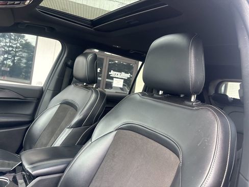 Used 2023 Jeep Grand Cherokee L Laredo image 3