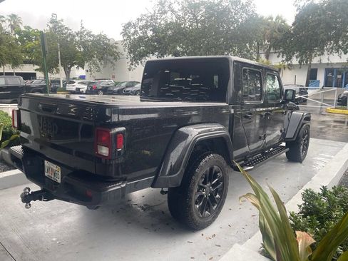 Used 2024 Jeep Gladiator Sport AWD/4WD image 5