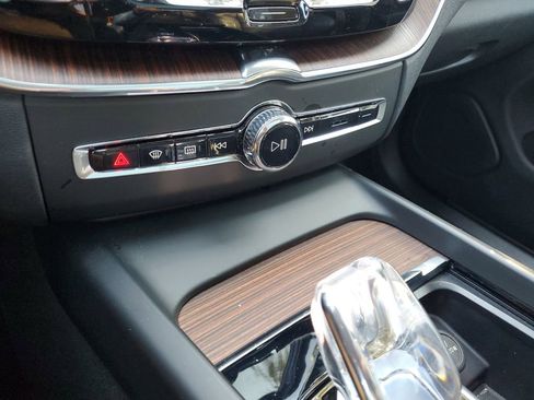 Used 2023 Volvo XC60 B5 Ultimate w/ Climate Package image 32