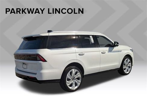 Used 2025 Lincoln Navigator Reserve image 5