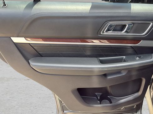 Used 2018 Ford Explorer Platinum AWD/4WD image 14