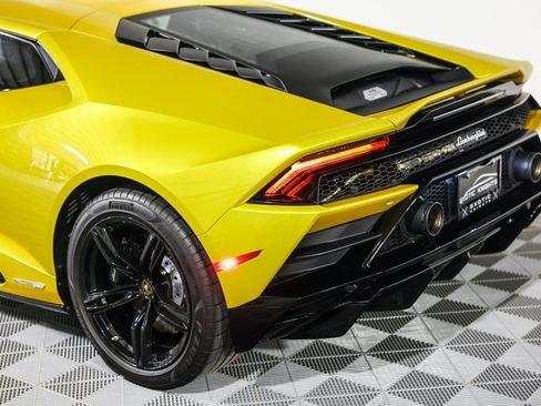Used 2020 Lamborghini Huracan EVO image 16