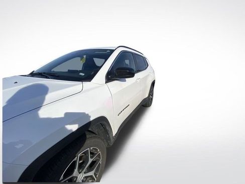 Used 2024 Jeep Compass Latitude image 2