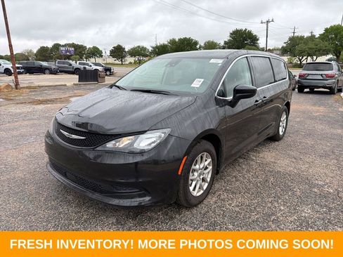 Used 2023 Chrysler Voyager LX image 3