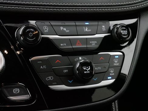 Used 2024 Chrysler Pacifica Limited w/ S Appearance Package image 22