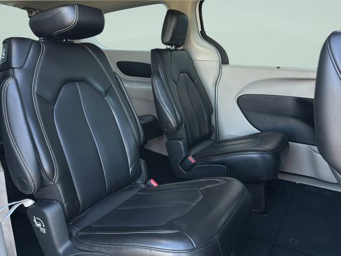 Used 2023 Chrysler Pacifica Touring-L FWD image 27