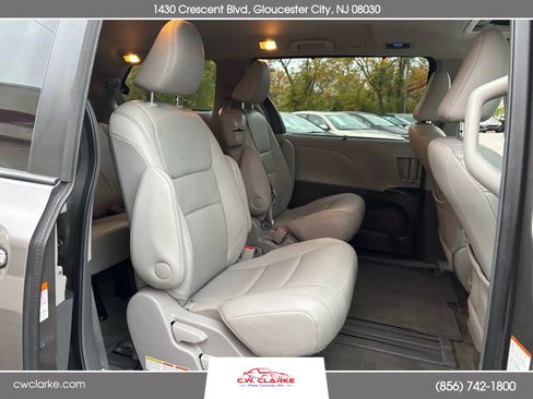 Used 2015 Toyota Sienna XLE image 24