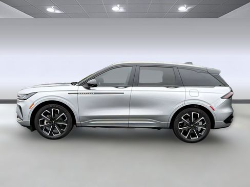 Used 2024 Lincoln Nautilus Reserve w/ Equipment Group 202A AWD/4WD image 2