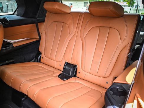 Used 2022 BMW X7 xDrive40i w/ M Sport Package AWD/4WD image 14