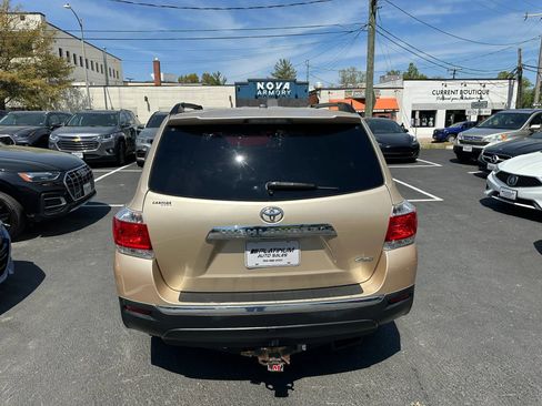 Used 2011 Toyota Highlander SE w/ Tow Pkg image 6