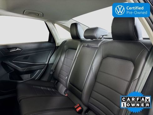 Certified 2022 Volkswagen Jetta SE w/ Panoramic Sunroof Package image 25