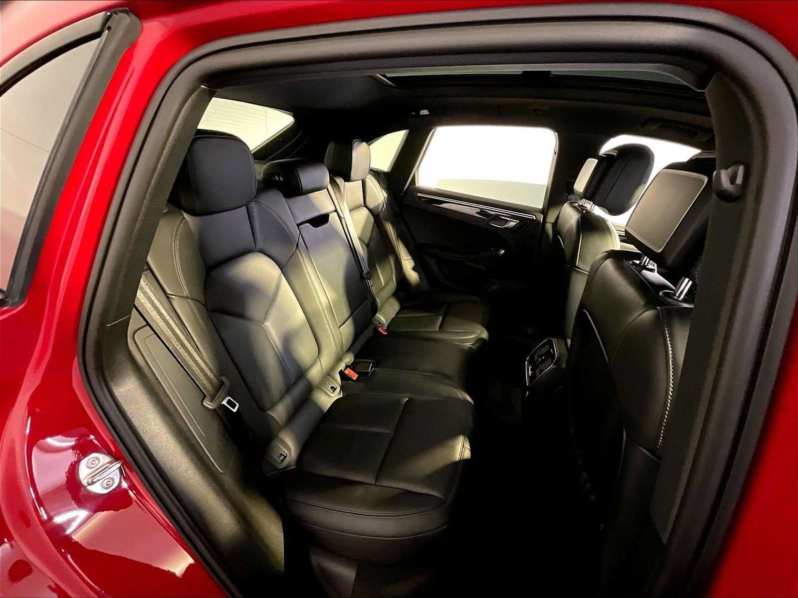 Certified 2023 Porsche Macan AWD/4WD image 23