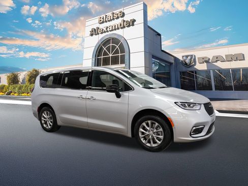 New 2026 Chrysler Pacifica Select AWD/4WD image 1
