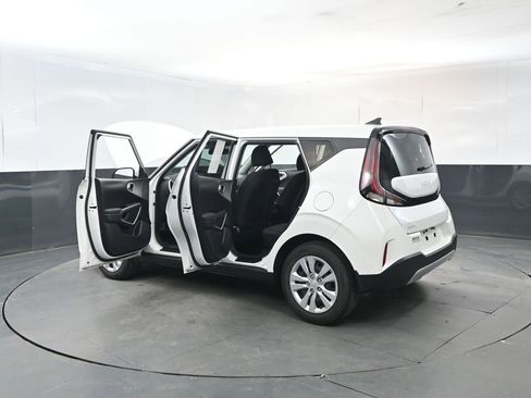 Used 2024 Kia Soul LX image 28