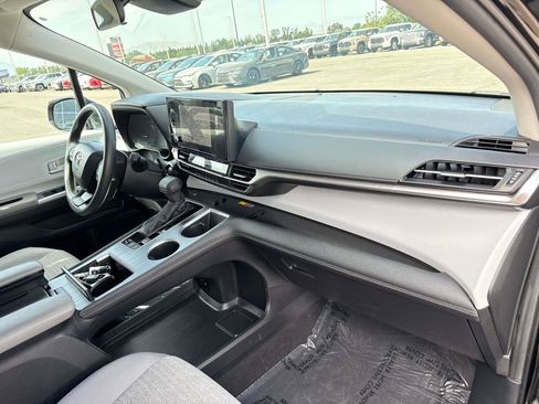 Used 2025 Toyota Sienna LE FWD image 20