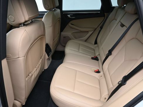 Certified 2025 Porsche Macan AWD/4WD image 7