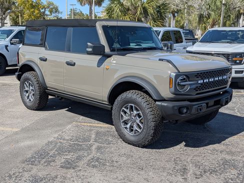 New 2025 Ford Bronco Badlands image 2