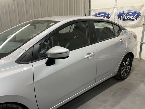Used 2021 Nissan Versa SV image 5