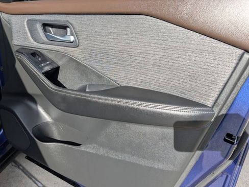 Used 2023 Nissan Rogue SV image 34