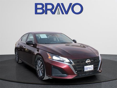 Used 2024 Nissan Altima 2.5 SV image 3