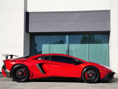 Used 2016 Lamborghini Aventador LP 750-4 Superveloce image 2