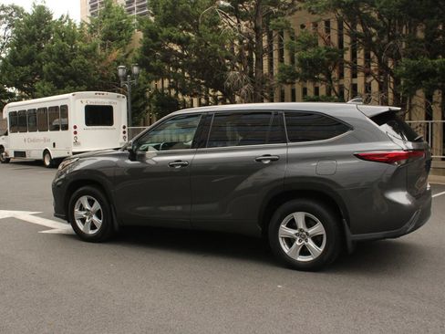 Used 2021 Toyota Highlander LE AWD/4WD image 9