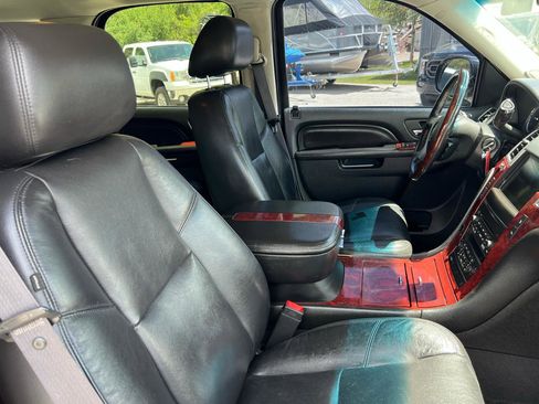 Used 2011 Cadillac Escalade Luxury AWD/4WD image 10