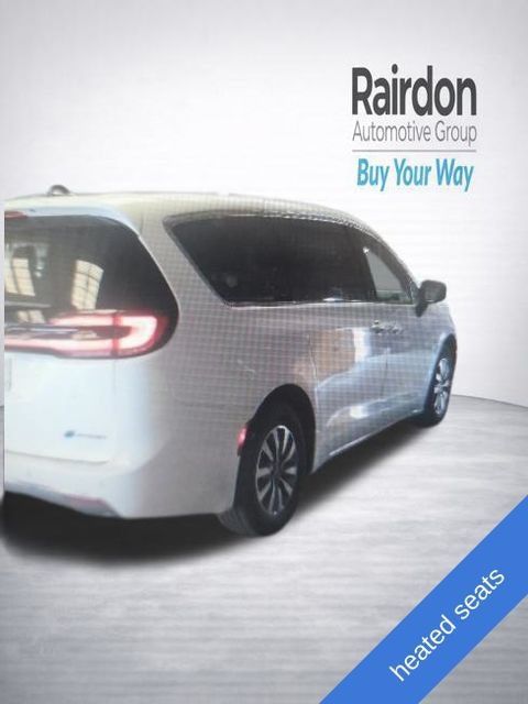 Used 2024 Chrysler Pacifica Limited FWD image 3