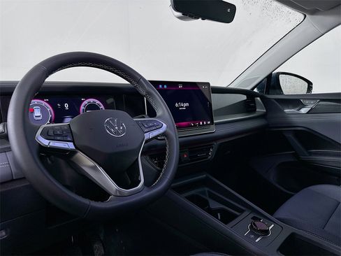 New 2025 Volkswagen Tiguan SE image 10