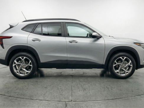 Used 2025 Chevrolet Trax LT w/ LT Convenience Package image 8