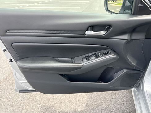 Used 2025 Nissan Altima 2.5 SV FWD image 11