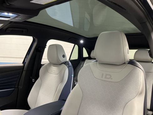 Used 2023 Volkswagen ID.4 Pro S Plus image 7