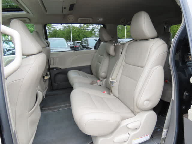 Used 2019 Toyota Sienna XLE Premium FWD image 14