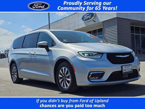 Used 2023 Chrysler Pacifica Touring-L FWD image 1