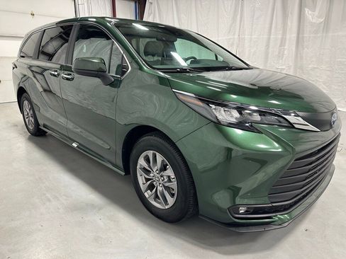 Used 2025 Toyota Sienna XLE image 1