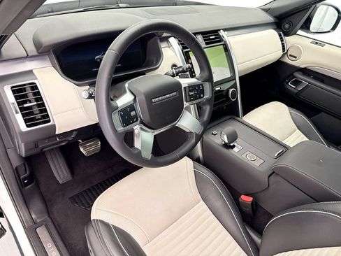Used 2024 Land Rover Discovery Dynamic SE AWD/4WD image 9