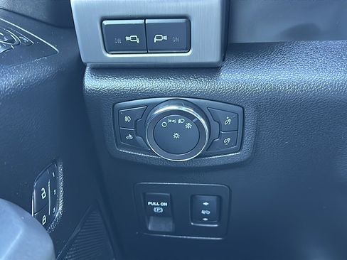 Used 2018 Ford F150 Platinum w/ Equipment Group 701A Luxury image 38