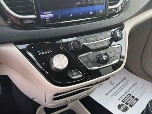 Used 2022 Chrysler Pacifica Touring-L image 11