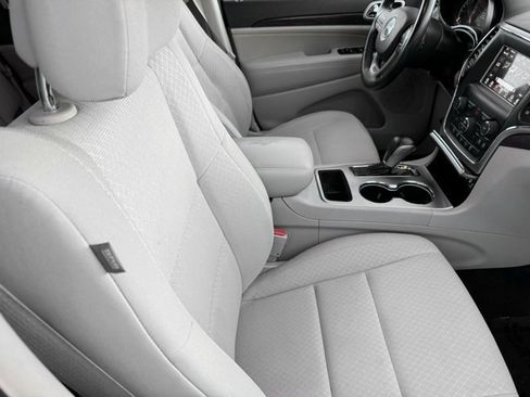 Used 2018 Jeep Grand Cherokee Laredo AWD/4WD image 19