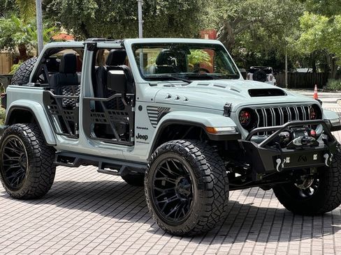Used 2024 Jeep Wrangler Unlimited Sahara w/ Technology Group AWD/4WD image 2
