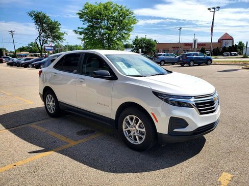 Used 2023 Chevrolet Equinox LS w/ LS Convenience Package AWD/4WD image 3