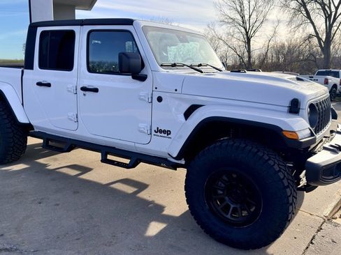 New 2025 Jeep Gladiator Sport image 4