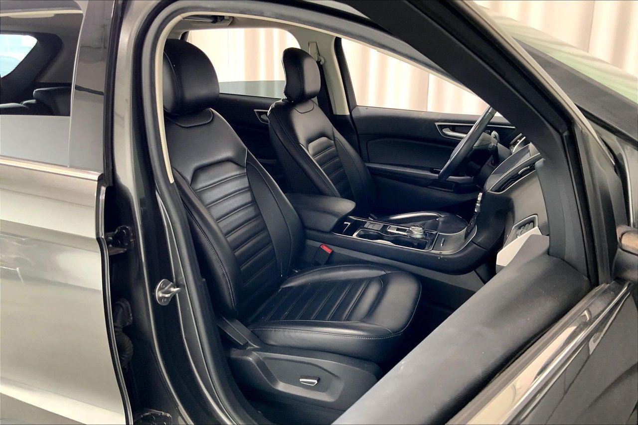 Used 2019 Ford Edge SEL w/ Equipment Group 201A FWD image 16