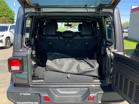 Used 2021 Jeep Wrangler Unlimited Sahara AWD/4WD image 12