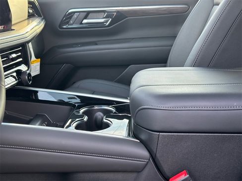 Certified 2025 Chevrolet Suburban Z71 w/ Z71 Off-Road Package image 10